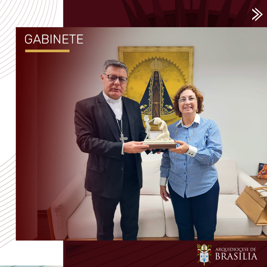 Cardeal recebe escultura “Memorial a Criança Não Nascida” Cardeal recebe escultura “Memorial a Criança Não Nascida”