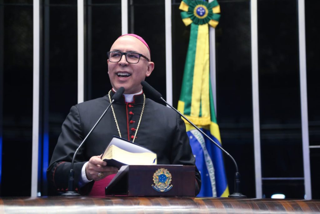 Dom Ricardo Hoepers participou de Sessão Especial do Senado em homenagem aos 50 anos da Renovação Carismática Católica do Distrito Federal.