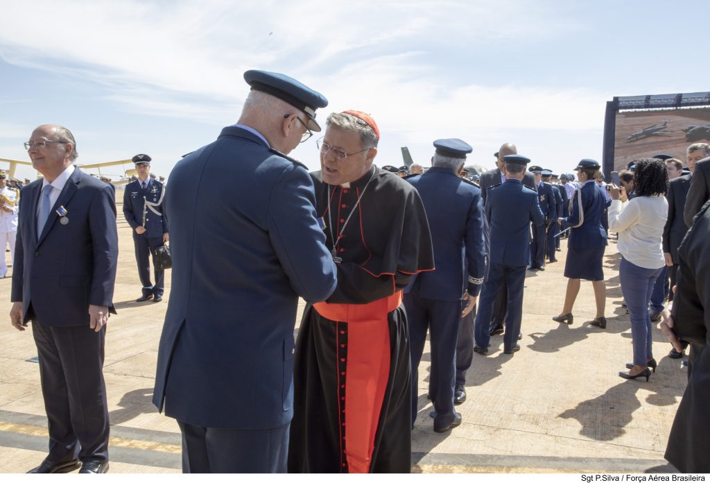 Cardeal Paulo Cezar Costa é homenageado com Medalha Santos Dumont