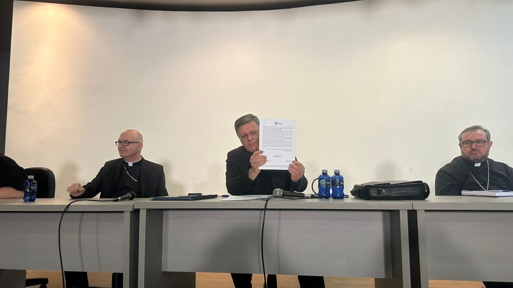 Arcebispo assina decreto que regulamenta plano de cargos e salários da Arquidiocese de Brasília Arcebispo assina decreto que regulamenta plano de cargos e salários da Arquidiocese de Brasília
