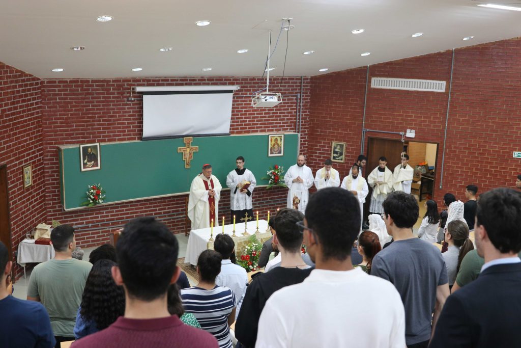 Dom Paulo Cezar celebra missa festiva de Santo Agostinho com estudantes na UnB