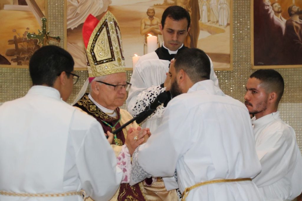 Dom Fernando Guimarães ordena Diácono Lucas Felipe