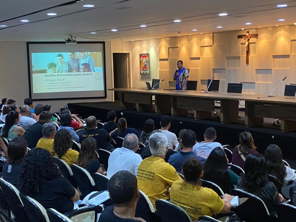 Em Encontro para “tios” e adultos acompanhadores de grupos jovens, Setor Juventude discute subsídios para o acompanhamento juvenil na Arquidiocese