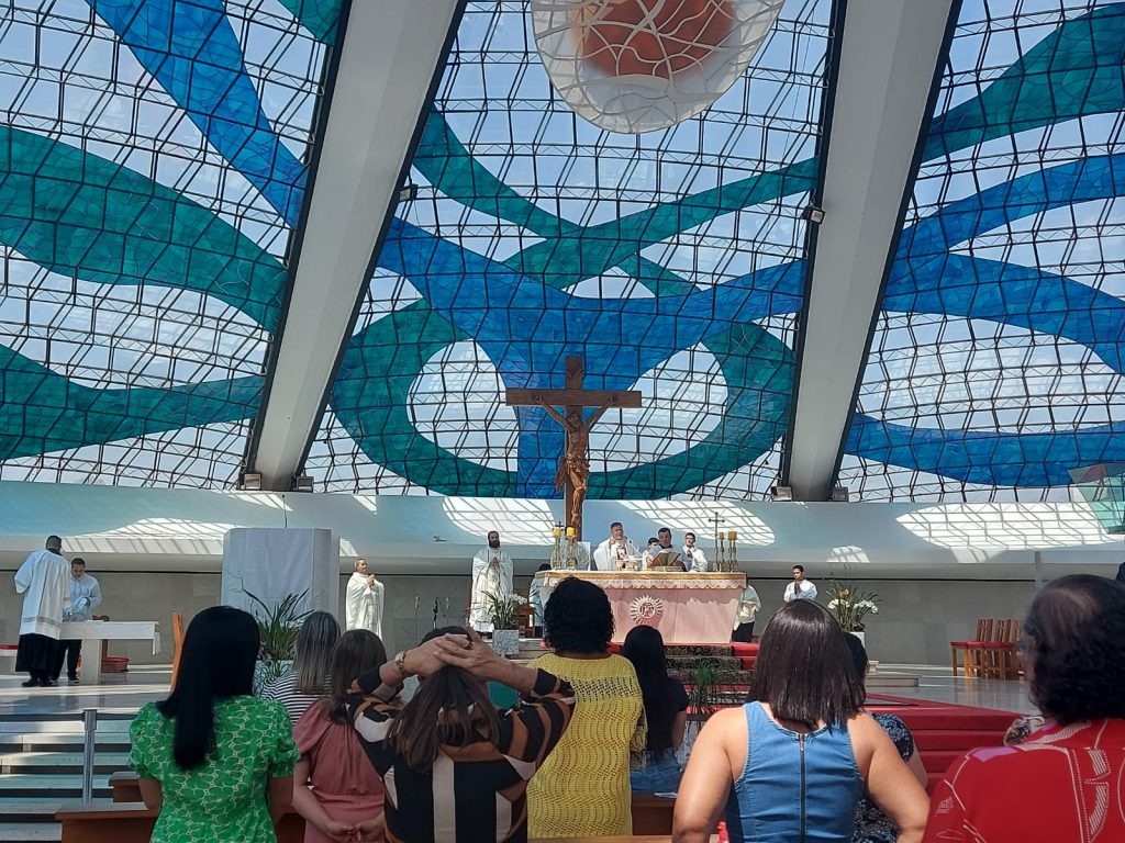 Dom Paulo celebra missa para secretárias paroquiais