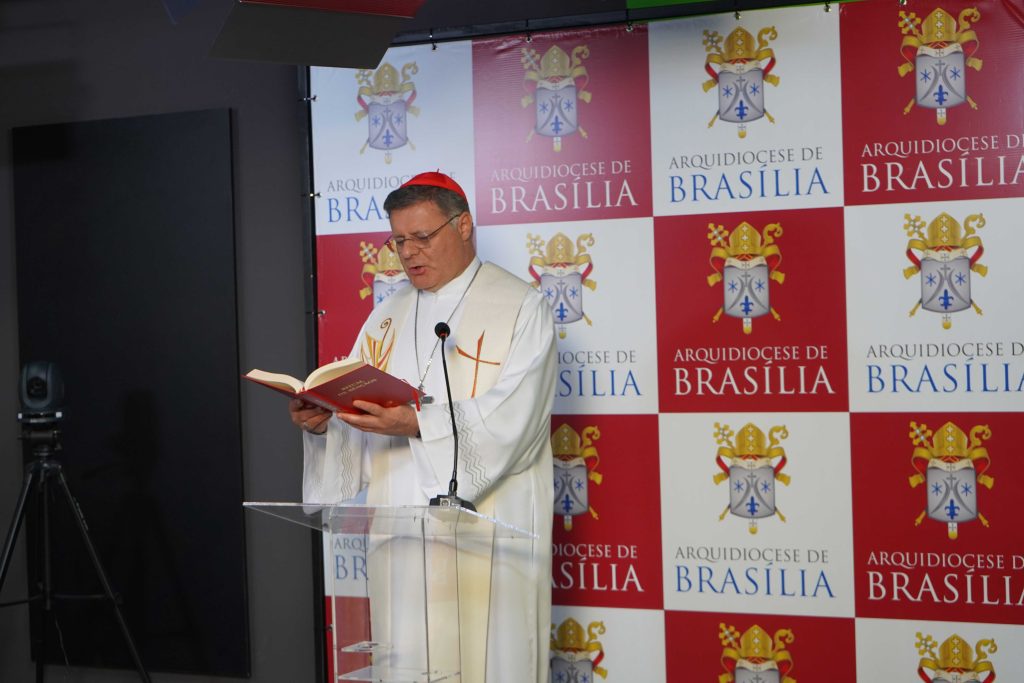 Dom Paulo Cezar abençoa novos estúdios de Comunicação da Arquidiocese