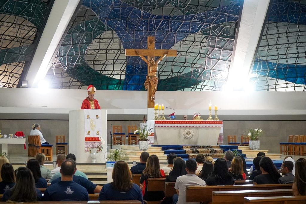 Dom Denilson Geraldo celebra Santa Missa em ação de graças pelos educadores na Catedral Metropolitana de Brasília