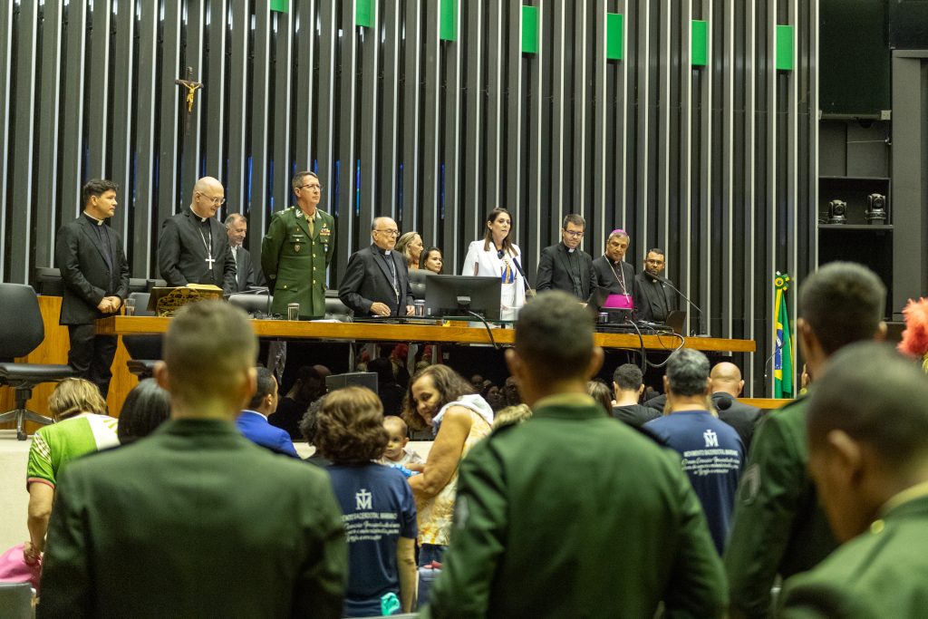 Sessão Solene na Câmara dos Deputados homenageia Nossa Senhora Aparecida e renova o título de Generalíssima do Exército Sessão Solene na Câmara dos Deputados homenageia Nossa Senhora Aparecida e renova o título de Generalíssima do Exército