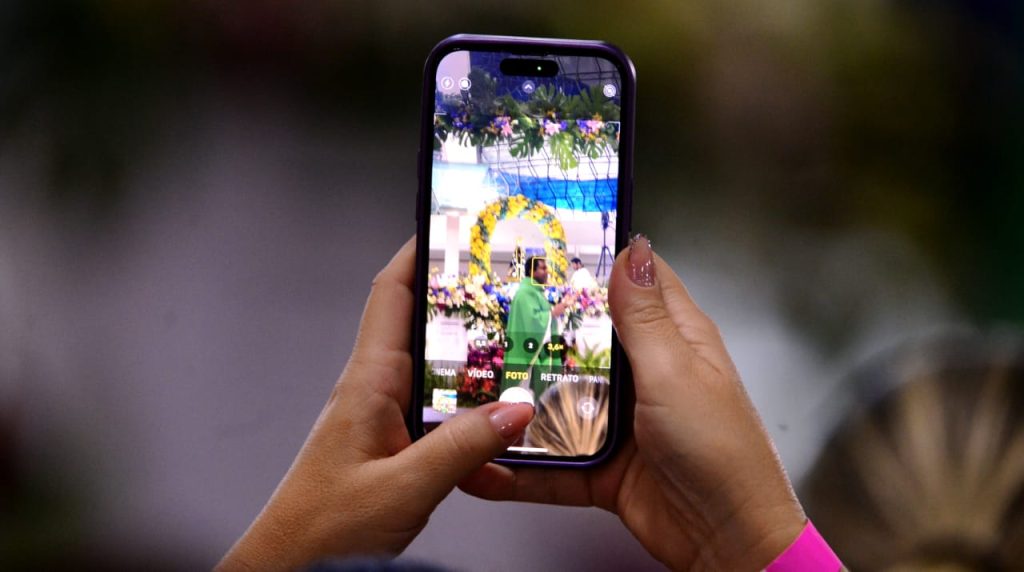 Padre Roger Araújo celebra a Santa Missa no quarto dia da Novena em honra a Nossa Senhora Aparecida Padre Roger Araújo celebra a Santa Missa no quarto dia da Novena em honra a Nossa Senhora Aparecida