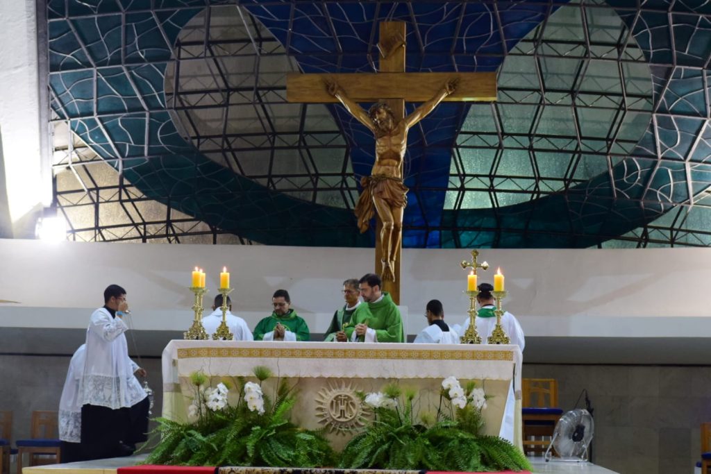 Padre João Baptista Mezzalira celebra a Santa Missa no quinto dia da Novena em honra a Nossa Senhora Aparecida Padre João Baptista Mezzalira celebra a Santa Missa no quinto dia da Novena em honra a Nossa Senhora Aparecida