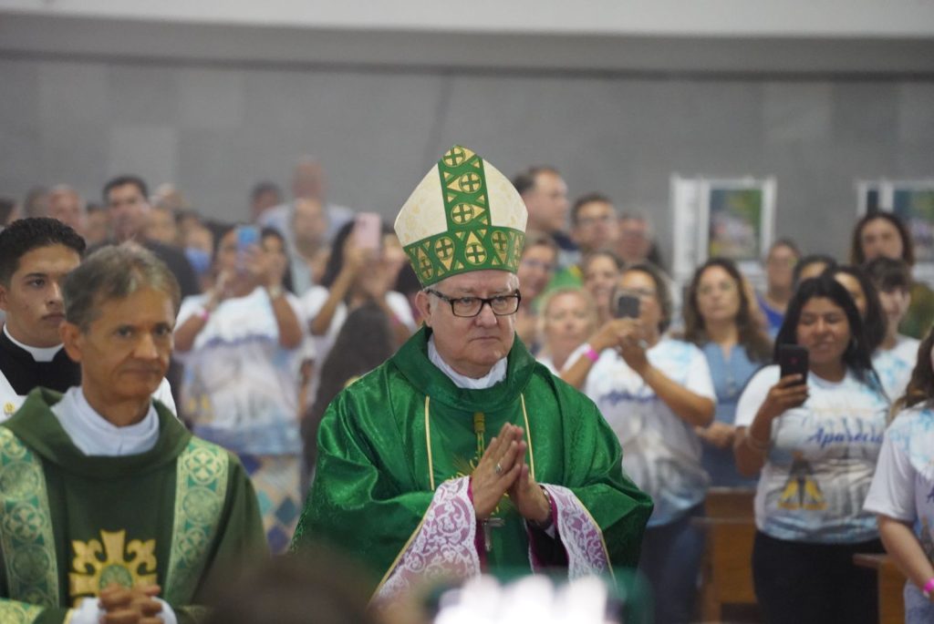 Dom Adair José Guimarães celebra a Santa Missa no sexto dia da Novena em honra a Nossa Senhora Aparecida Dom Adair José Guimarães celebra a Santa Missa no sexto dia da Novena em honra a Nossa Senhora Aparecida