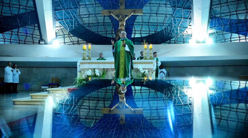 Padre Roger Luís celebra a Santa Missa no sétimo dia da Novena em honra a Nossa Senhora Aparecida Padre Roger Luís celebra a Santa Missa no sétimo dia da Novena em honra a Nossa Senhora Aparecida