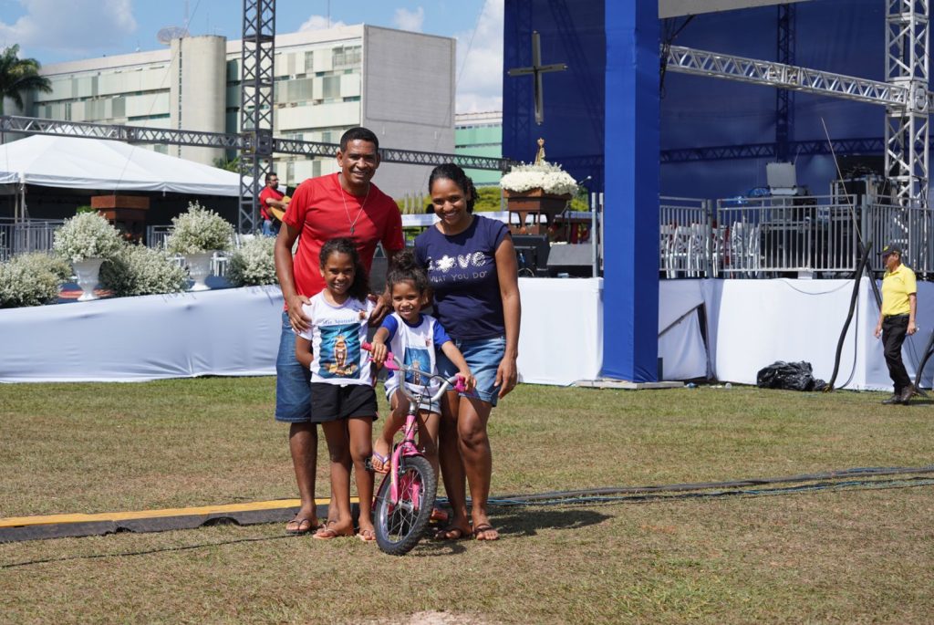 Sorteio de bicicletas presenteia crianças na Festa de Nossa Senhora Aparecida Sorteio de bicicletas presenteia crianças na Festa de Nossa Senhora Aparecida