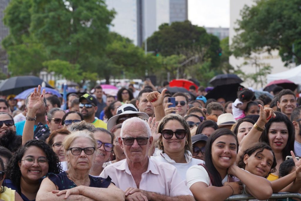 Fiéis lotam a Esplanada para Missa da Padroeira Nossa Senhora Aparecida