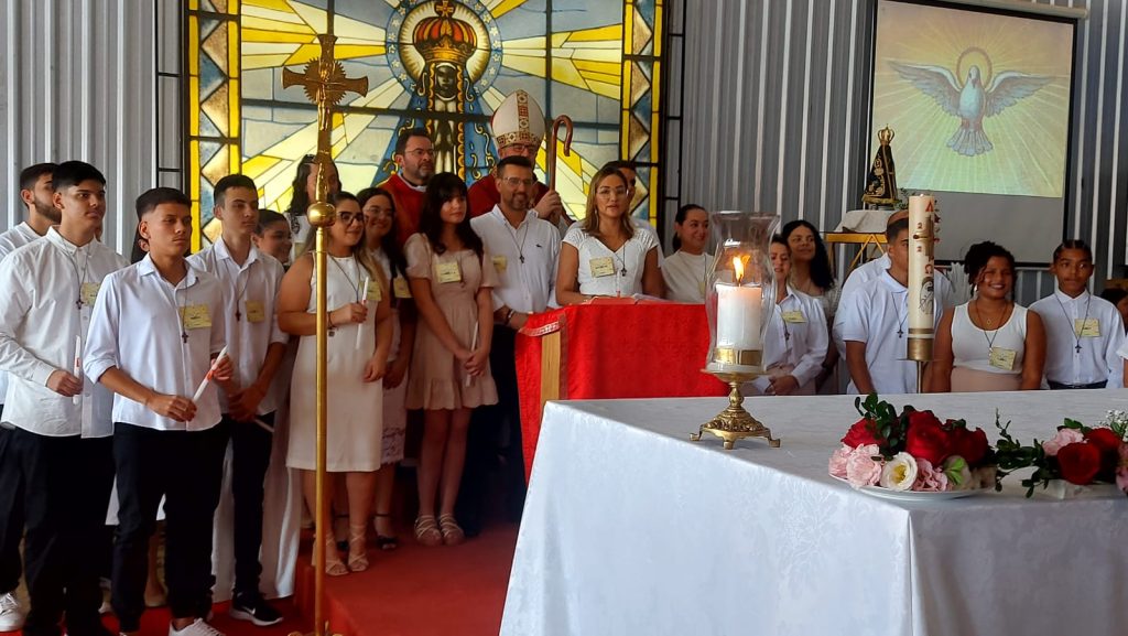 Dom Antonio de Marcos preside Sacramento da Crisma na Paróquia Nossa Senhora Aparecida