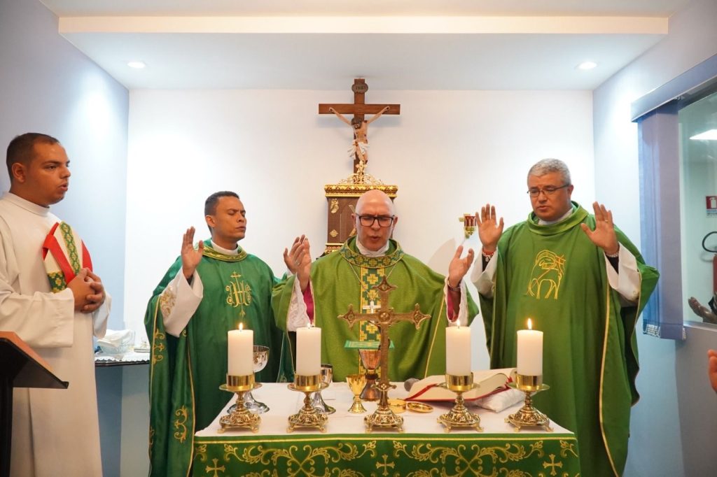 Dom Ricardo Hoepers celebra missa em ação de graças pela reabertura da loja de artigos religiosos da Canção Nova