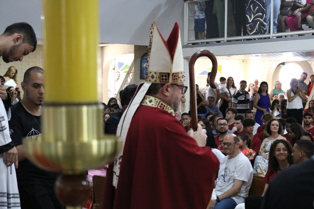 Dom Antonio de Marcos celebra o Sacramento da Crisma na Paróquia São José
