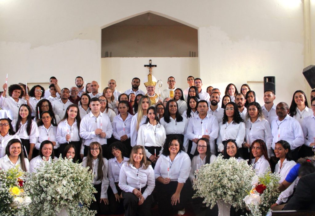 Dom Denilson Geraldo, S.A.C. celebra Crisma na Paróquia São Rafael Arcanjo