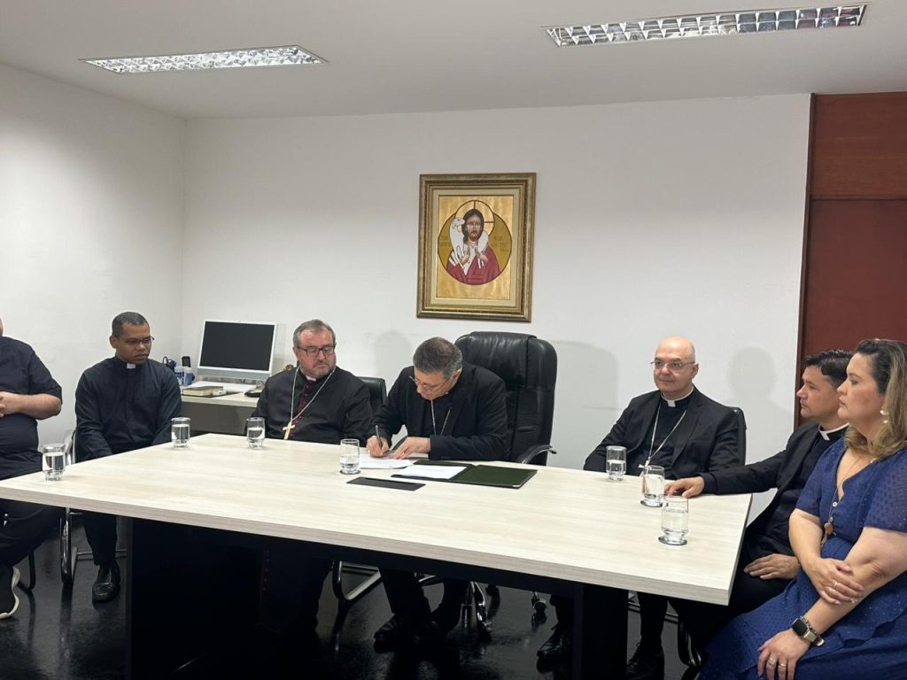 Cardeal Dom Paulo Cezar Costa assina atualização do Plano Arquidiocesano de Pastoral Cardeal Dom Paulo Cezar Costa assina atualização do Plano Arquidiocesano de Pastoral