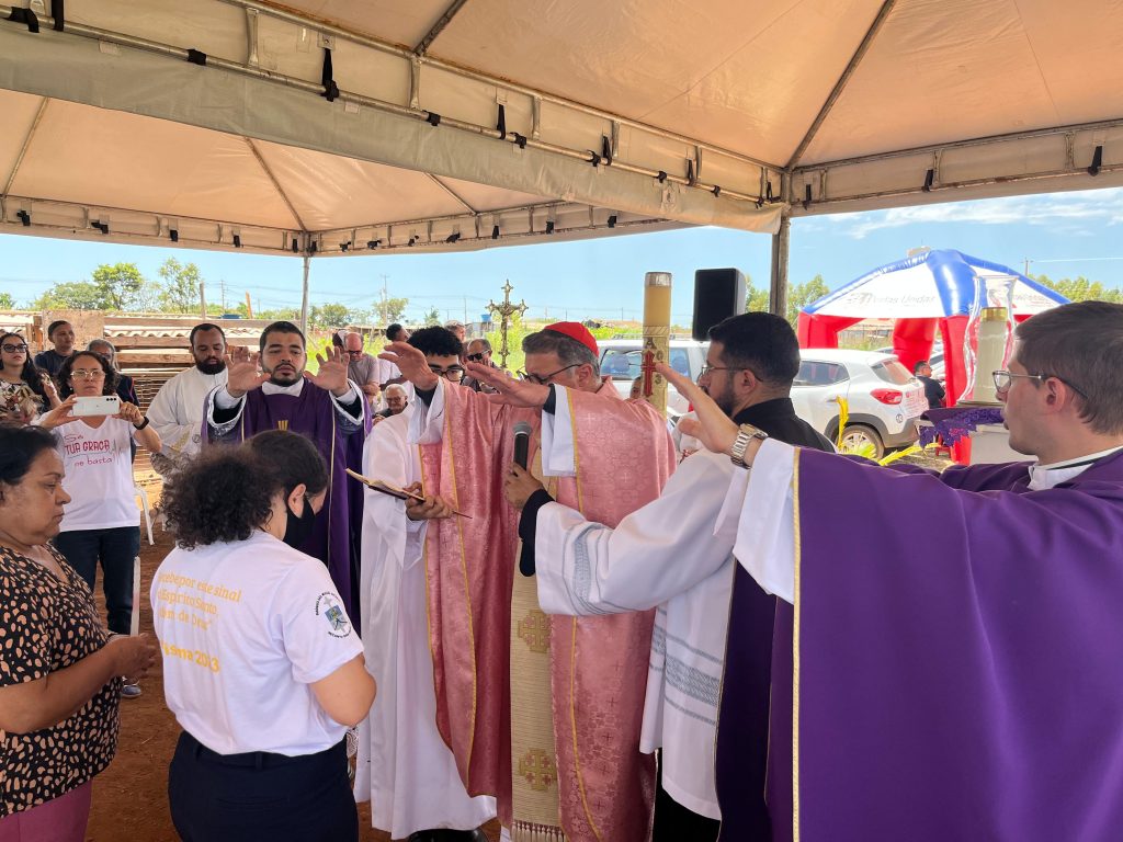 Dom Paulo Cezar celebra Missa no Assentamento 10 de Junho, no Recanto das Emas Dom Paulo Cezar celebra Missa no Assentamento 10 de Junho, no Recanto das Emas