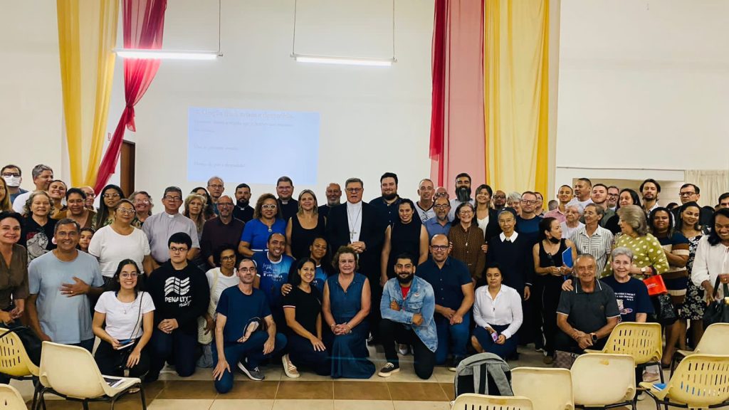 Dom Paulo Cezar realiza a formação do Projeto “Meditando a Palavra de Deus a partir de Comunidades Eclesiais Missionárias” Dom Paulo Cezar realiza a formação do Projeto “Meditando a Palavra de Deus a partir de Comunidades Eclesiais Missionárias”