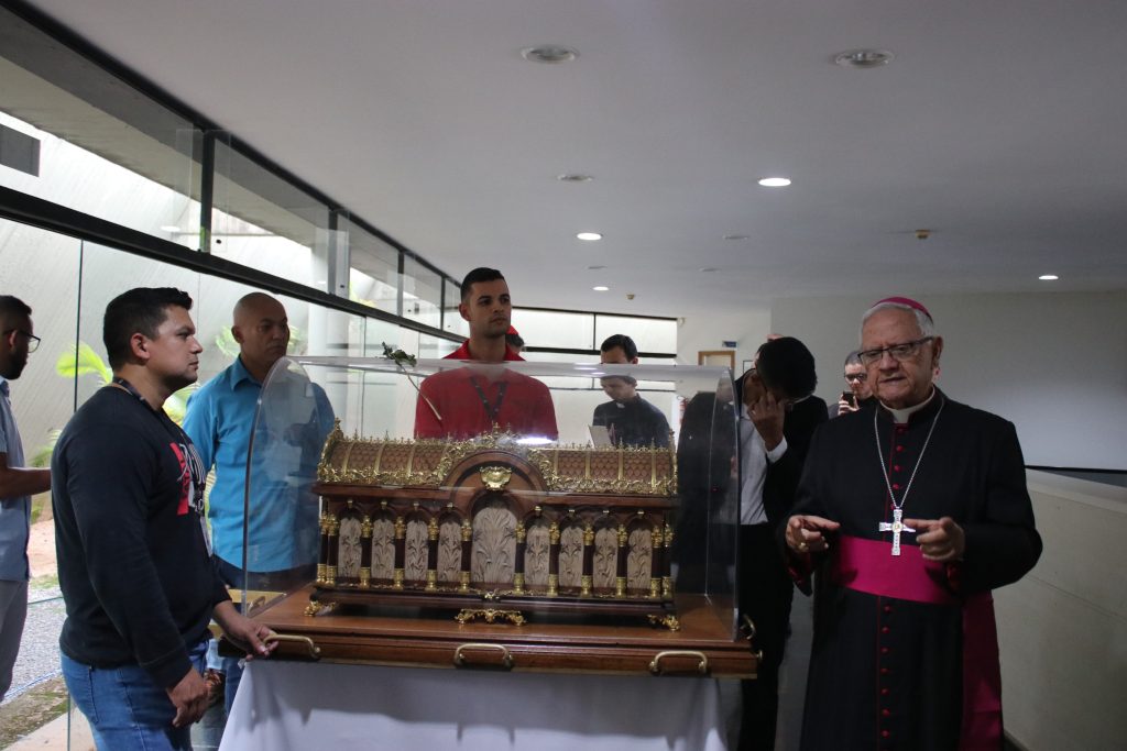 Relíquias de Santa Teresinha visitam a Cúria Metropolitana de Brasília
