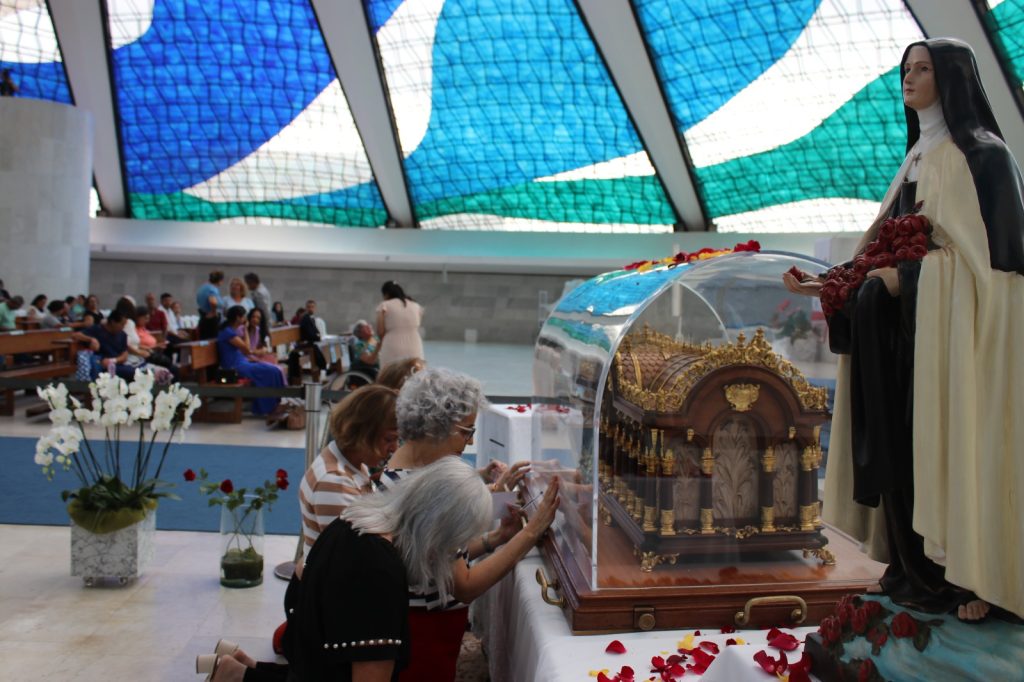 Relíquias de Santa Teresinha atraem muitos devotos à Catedral Metropolitana Nossa Senhora Aparecida Relíquias de Santa Teresinha atraem muitos devotos à Catedral Metropolitana Nossa Senhora Aparecida
