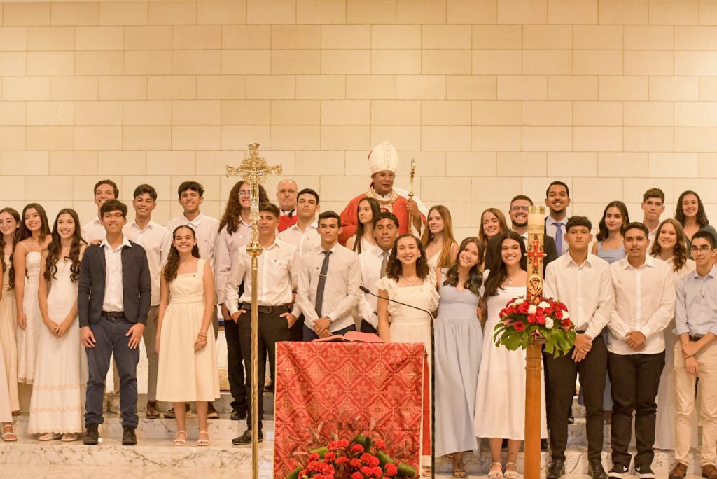 Em Brasília, mais de 400 pessoas receberam o sacramento da Crisma nesse final de semana