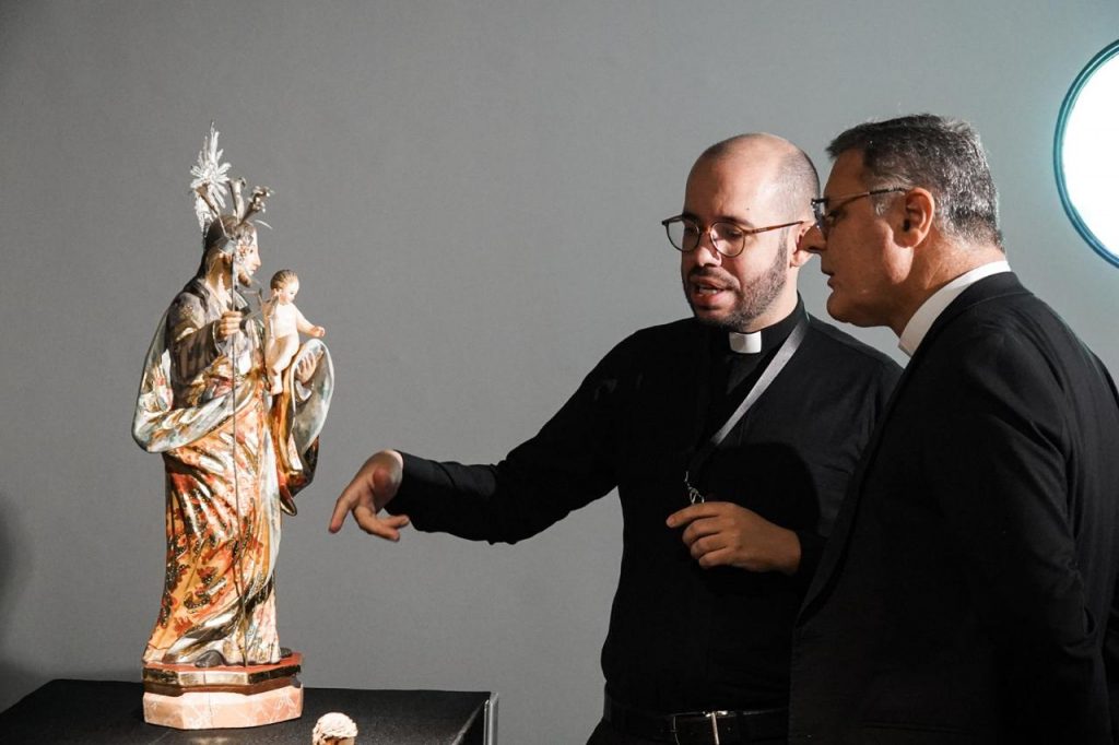 Cardeal visita a primeira exposição de Arte Sacra da Arquidiocese de Brasília
