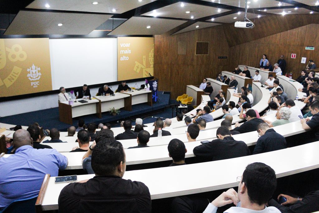 Cardeal Paulo Cezar Costa ministra aula inaugural do Departamento de Teologia da PUC-Rio