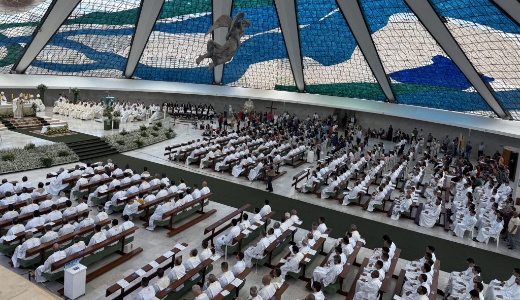 Missa do Crisma reúne clero para renovação das promessas sacerdotais e bênção dos Santos Óleos