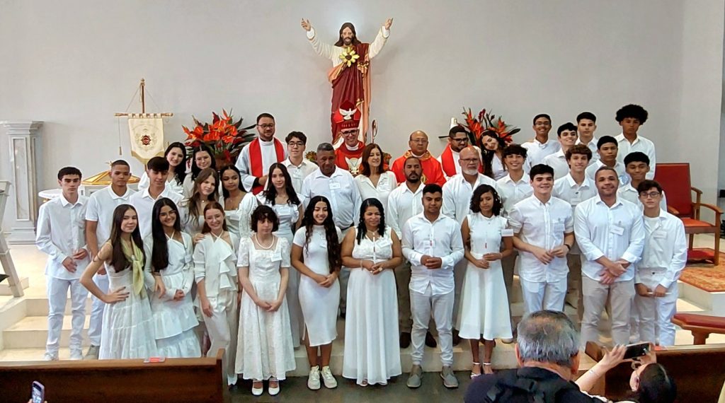 Dom Ricardo Hoepers preside celebração da Crisma na Paróquia Sagrados Corações de Jesus e Maria Dom Ricardo Hoepers preside celebração da Crisma na Paróquia Sagrados Corações de Jesus e Maria