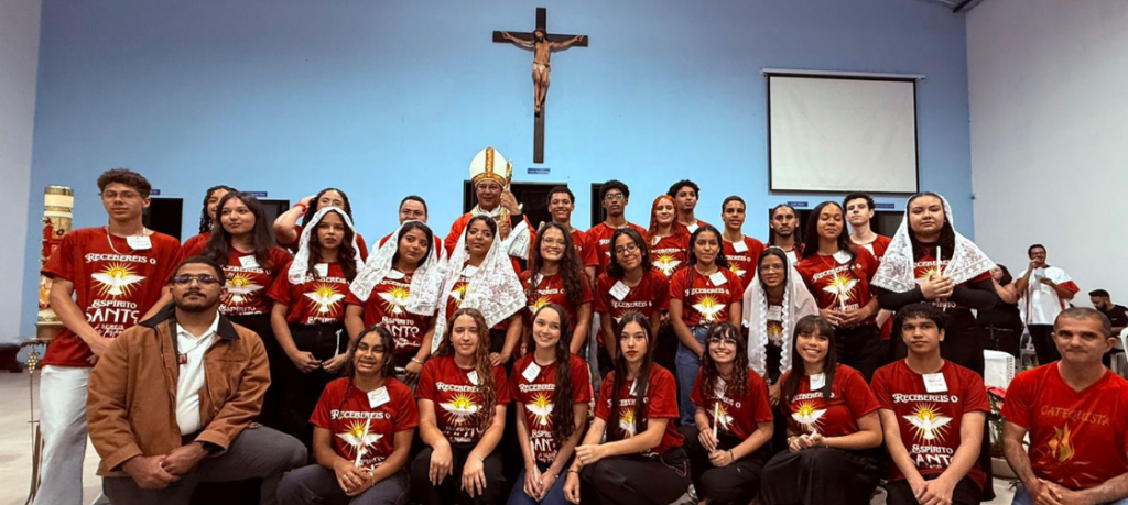 70 jovens recebem o Sacramento do Crisma na Paróquia Nossa Senhora da Medalha Milagrosa 70 jovens recebem o Sacramento do Crisma na Paróquia Nossa Senhora da Medalha Milagrosa