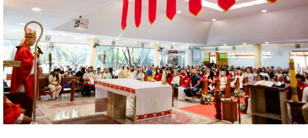 Sacramento do Crisma na Paróquia São João Paulo II fortalece a fé dos jovens Sacramento do Crisma na Paróquia São João Paulo II fortalece a fé dos jovens