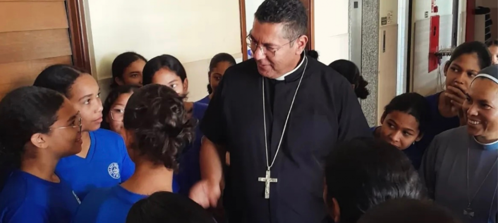 Dom Vicente realiza Visita Pastoral Missionária na Paróquia Nossa Senhora da Providência Dom Vicente realiza Visita Pastoral Missionária na Paróquia Nossa Senhora da Providência