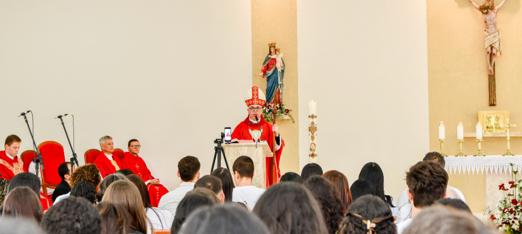 Paróquia Nossa Senhora Auxiliadora celebra o Sacramento do Crisma Paróquia Nossa Senhora Auxiliadora celebra o Sacramento do Crisma