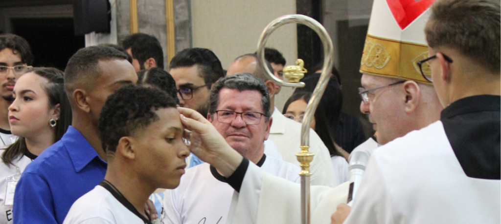 Paróquia Nossa Senhora de Lourdes celebra o Sacramento do Crisma Paróquia Nossa Senhora de Lourdes celebra o Sacramento do Crisma