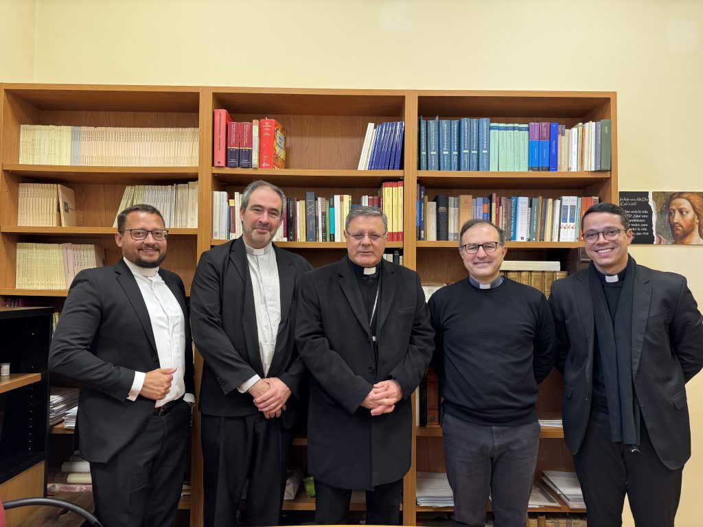 Cardeal Paulo Cezar Costa realiza visita institucional à Universidade San Dámaso, em Madri