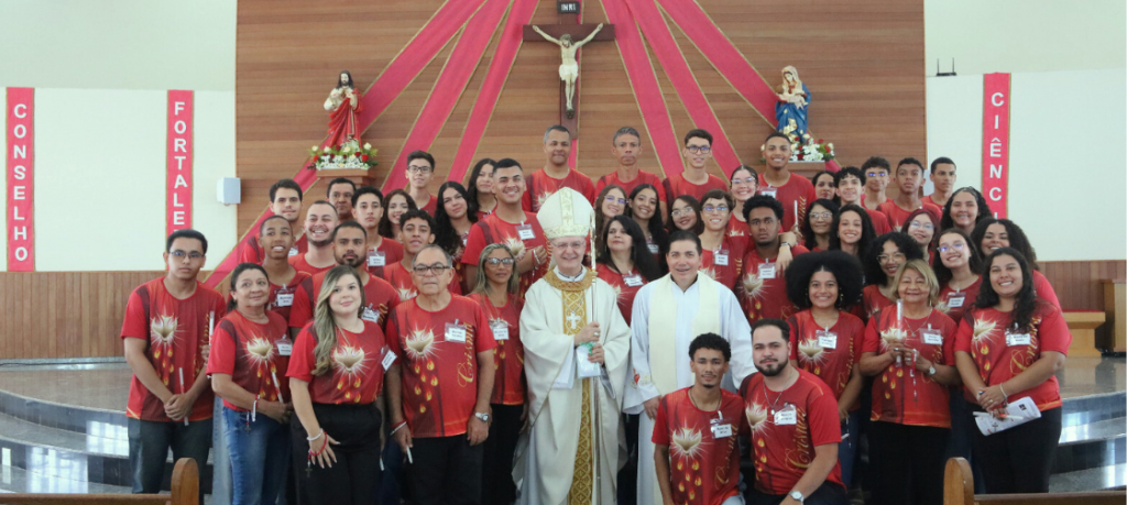 45 jovens e adultos recebem o Sacramento do Crisma na Paróquia Mãe da Divina Providência 45 jovens e adultos recebem o Sacramento do Crisma na Paróquia Mãe da Divina Providência
