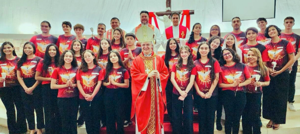 Dom Denilson celebra Crisma na Paróquia Santa Cruz e Santa Edwiges Dom Denilson celebra Crisma na Paróquia Santa Cruz e Santa Edwiges