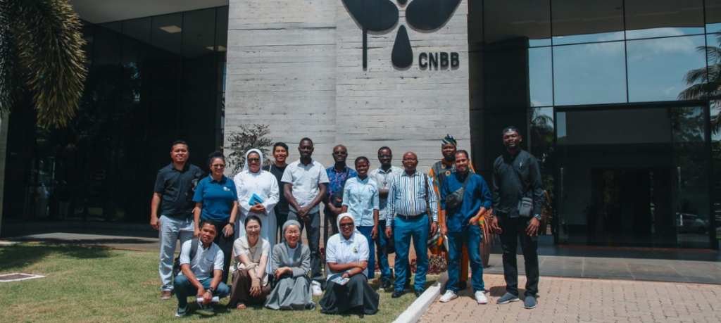 Missionários estrangeiros em formação visitam a sede da CNBB em Brasília