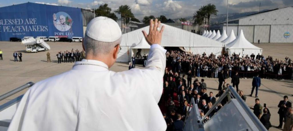 Papa despede-se do Líbano com apelo: “As armas matam. A negociação e o diálogo edificam” Papa despede-se do Líbano com apelo: “As armas matam. A negociação e o diálogo edificam”