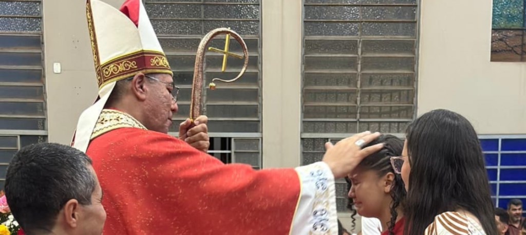 86 jovens e adultos recebem o Sacramento da Crisma na Capela Nossa Senhora do Monte Calvário 86 jovens e adultos recebem o Sacramento da Crisma na Capela Nossa Senhora do Monte Calvário