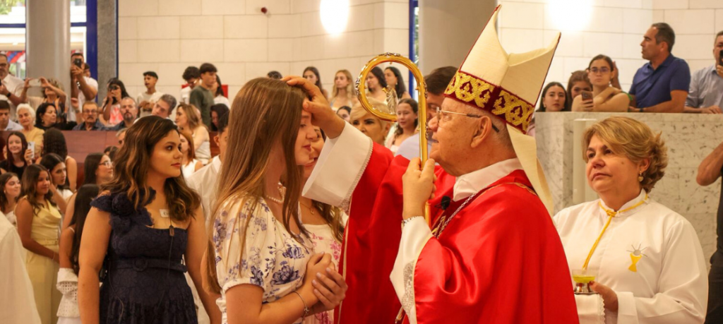 Paróquia Nossa Senhora da Assunção celebra Batismo, Eucaristia e Crisma