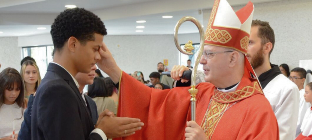Paróquia Cristo Redentor celebra Crisma de 209 fiéis