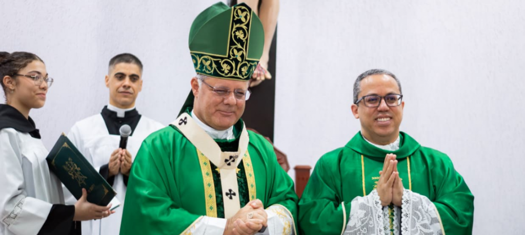 Padre José Wellington toma Posse como Pároco da Paróquia Santa Teresinha Padre José Wellington toma Posse como Pároco da Paróquia Santa Teresinha