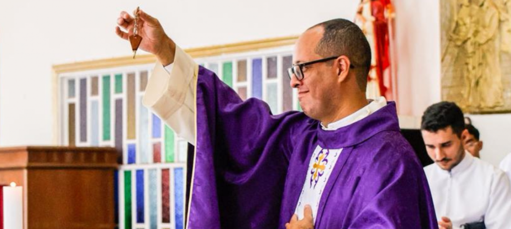 Padre Fabrício Araújo dos Santos toma Posse como Pároco da Paróquia São Judas Tadeu Padre Fabrício Araújo dos Santos toma Posse como Pároco da Paróquia São Judas Tadeu