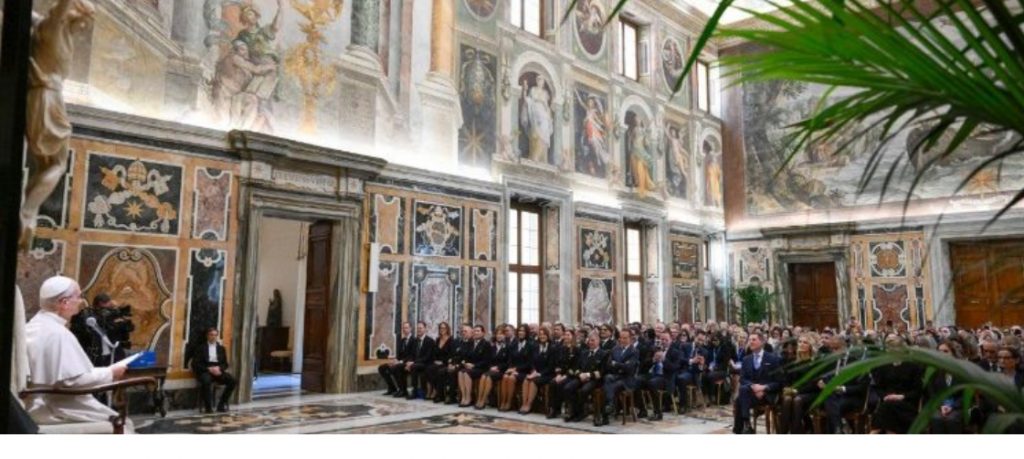 Papa destaca missão de paz dos voos papais em encontro com companhia aérea italiana