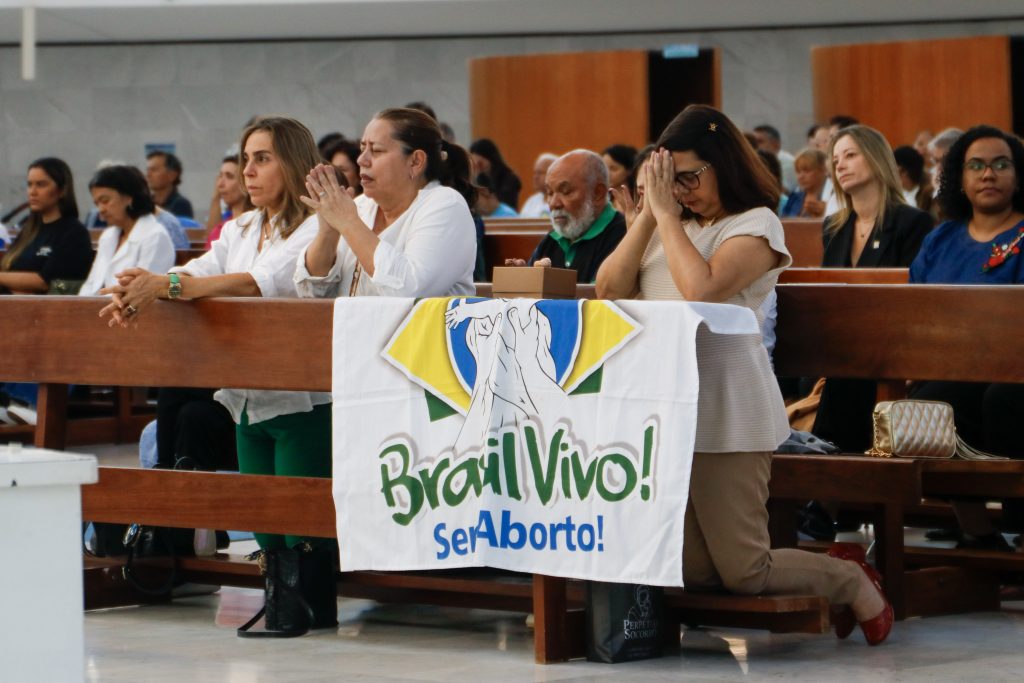Fiéis católicos participam da 19ª Marcha Nacional pela Vida, em Brasília
