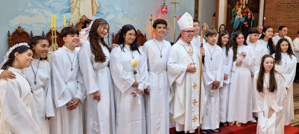 Dom Ricardo destaca compromisso com a fé e o testemunho cristão durante celebração da Crisma na Paróquia São Camilo de Lellis