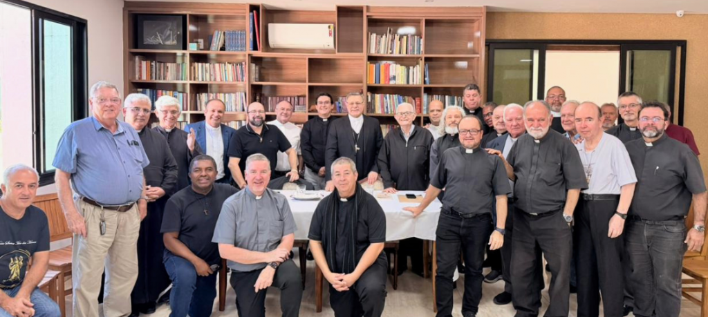 Arcebipo promove encontro de fraternidade e reflexão com sacerdotes de mais de 20 anos de ministério